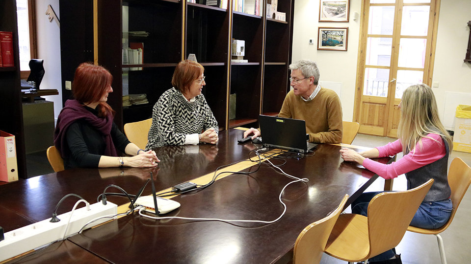 Reunió de l'alcalde de Guissona, Jaume Ars, amb la delegada del Govern a Lleida, Montse Bergés, a l'Ajuntament de Guissona

Data de publicació: divendres 15 de desembre del 2023, 13:28

Localització: Guissona

Autor: Anna Berga