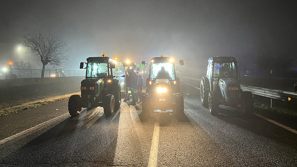 Tractors a l'A-2 a Fondarella a punt de sortir en marxa lenta cap a Barcelona

Data de publicació: dimecres 07 de febrer del 2024, 08:37

Localització: Fondarella

Autor: Oriol Bosch