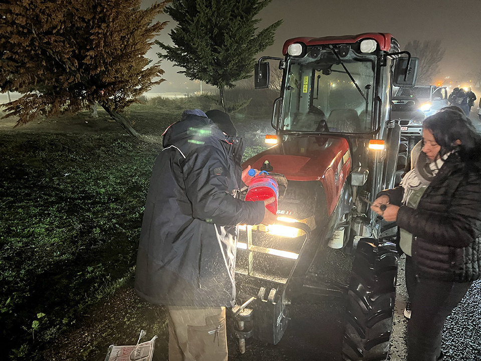 Un pagès reomplint de combustible el dipòsit per poder marxar cap a Barcelona en marxa lenta des de l'A-2 a Fondarella

Data de publicació: dimecres 07 de febrer del 2024, 08:37

Localització: Fondarella

Autor: Oriol Bosch