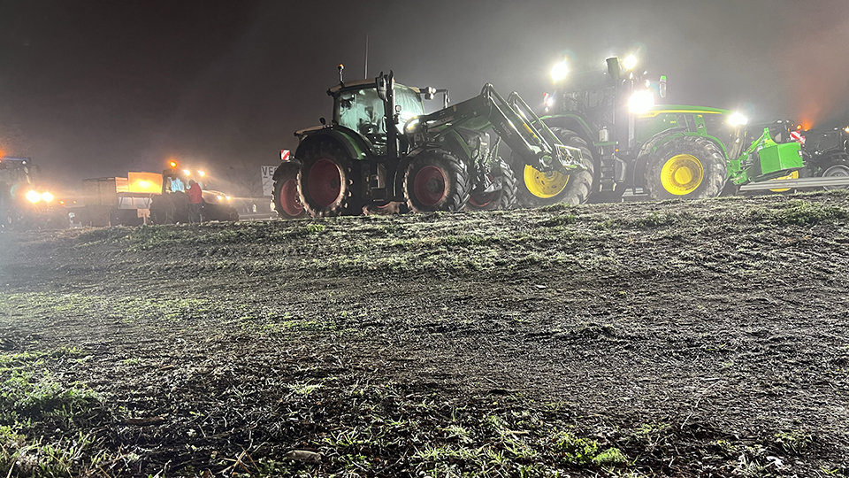 Tractors a l'A-2 a Fondarella a punt de sortir en marxa lenta cap a Barcelona

Data de publicació: dimecres 07 de febrer del 2024, 08:37

Localització: Fondarella

Autor: Oriol Bosch