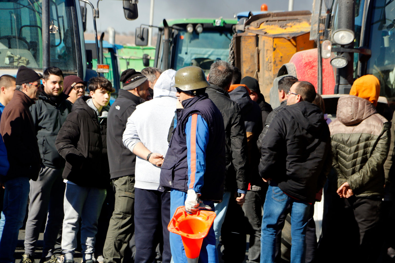 Pagesos i tractors al tall de l'A-2 a Tàrrega

Data de publicació: dimarts 27 de febrer del 2024, 12:52

Localització: Tàrrega

Autor: Oriol Bosch