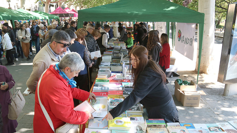 Una llibretera atén dues persones que fullegen un llibre a Lleida

Data de publicació: dimarts 23 d’abril del 2024, 13:39

Localització: Lleida

Autor: Ignasi Gómez / Anna Berga