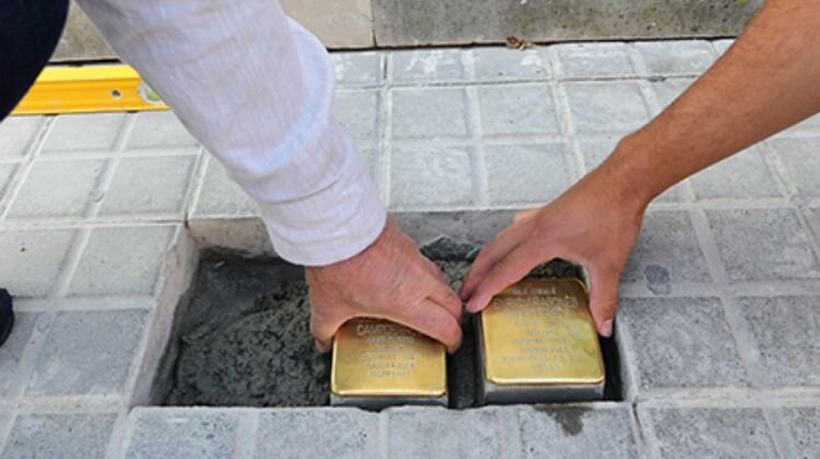 Col·locació de dues llambordes de memòria. Foto. Memorial Democràtic