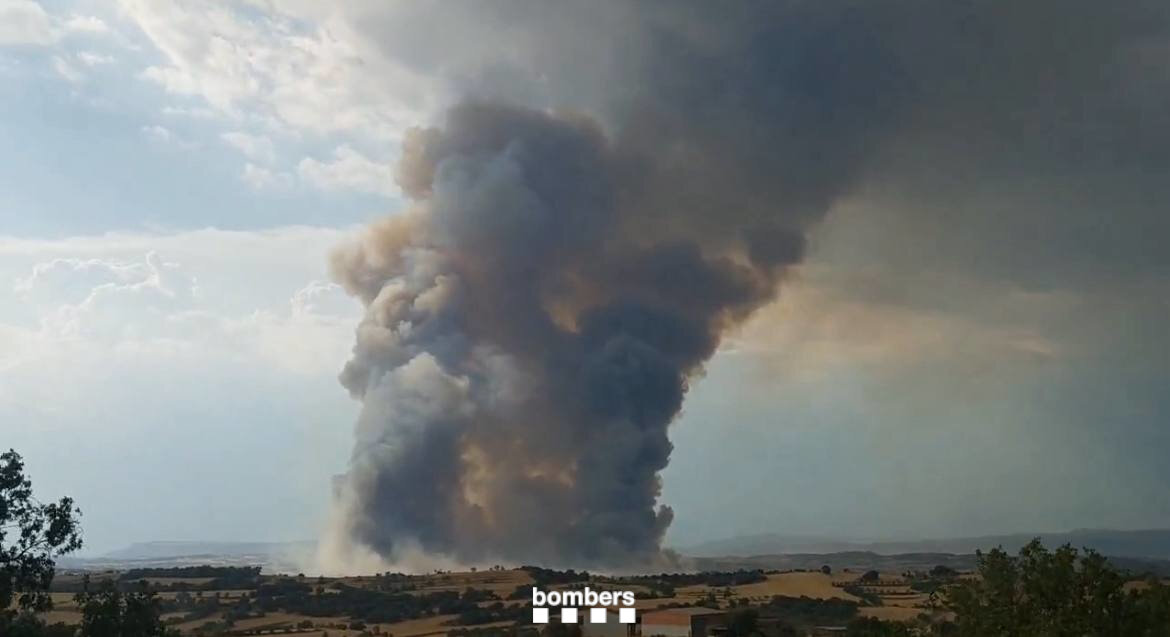 Columna de fum d'un incendi a Torrefeta i Florejacs, a la Segarra. Foto Bombers