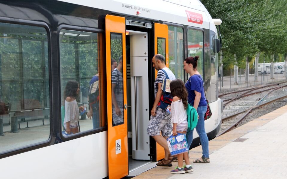 Una família pujant al tren. Foto. ACN