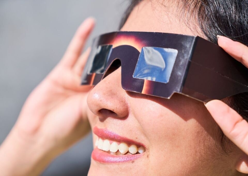 Les ulleres per observar l’eclipsi han de ser específiques i complir la normativa de seguretat. Les ulleres de sol convencionals no protegeixen els ulls. Foto: Generalitat de Catalunya